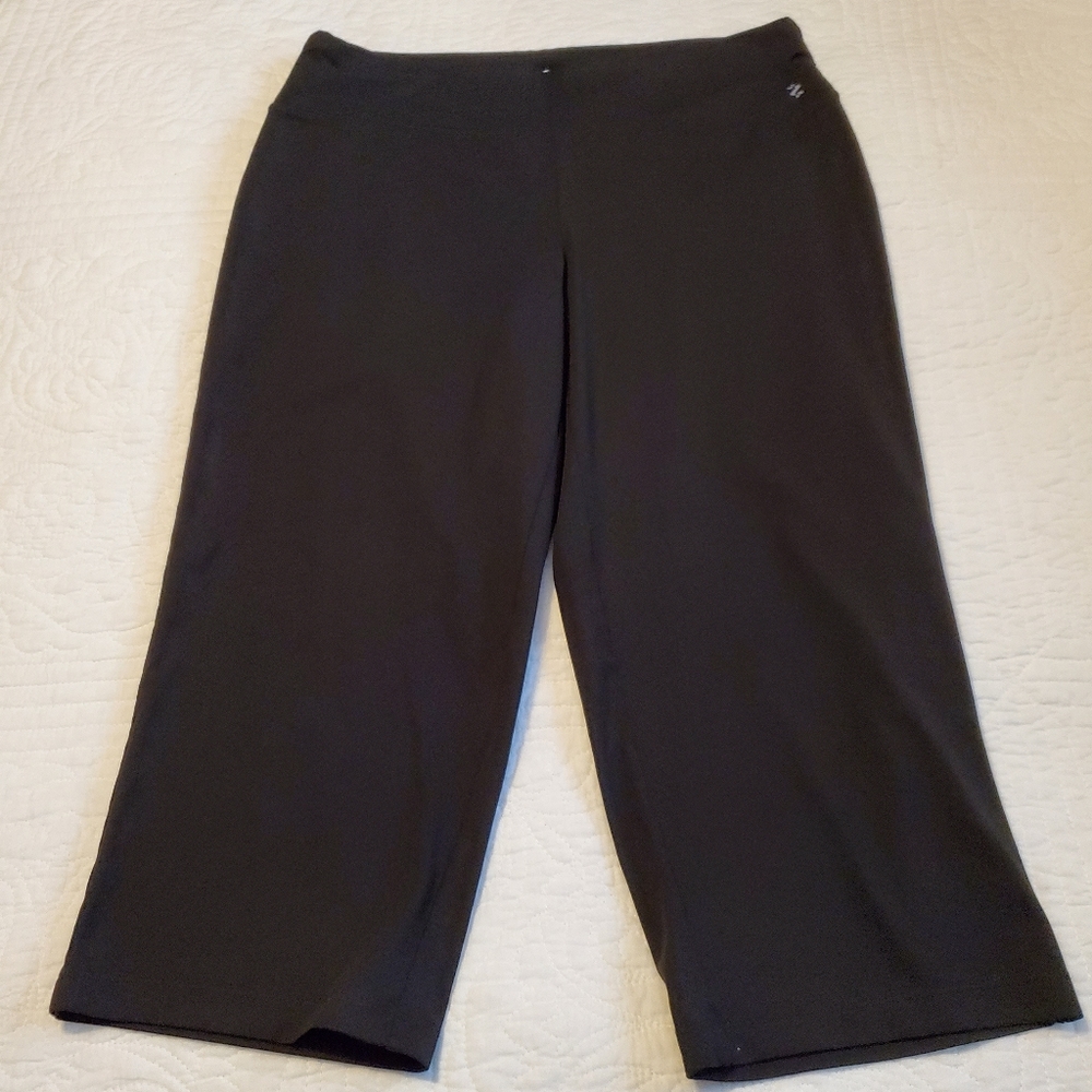 Izod straight leg black capri pants